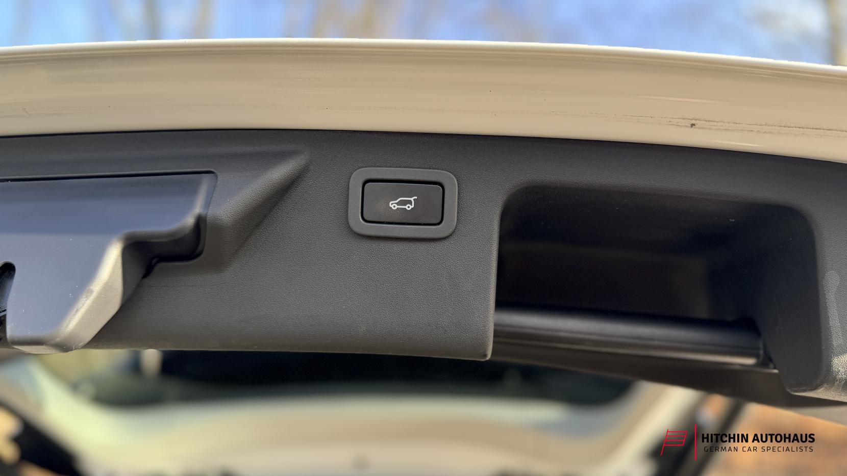 Land Rover Discovery Sport 2.0 TD4 HSE Black SUV 5dr Diesel Auto 4WD Euro 6 (s/s) (180 ps)